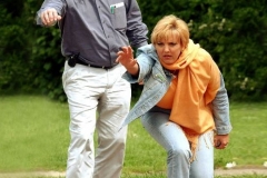 Mit Claudia Roth Boule spielend 2002